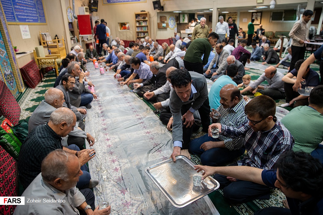 افطاری در محله سعادت آباد تهران